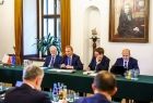 Zdjęcie ze spotkania Marszałków Województw z Komisarzem ds. Budżetu, zwalczania nadużyć finansowych i administracji publicznej Panem Piotrem Serafinem, które odbyło się w Krakowie.