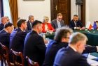 Zdjęcie ze spotkania Marszałków Województw z Komisarzem ds. Budżetu, zwalczania nadużyć finansowych i administracji publicznej Panem Piotrem Serafinem, które odbyło się w Krakowie.