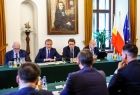 Zdjęcie ze spotkania Marszałków Województw z Komisarzem ds. Budżetu, zwalczania nadużyć finansowych i administracji publicznej Panem Piotrem Serafinem, które odbyło się w Krakowie.