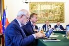 Zdjęcie ze spotkania Marszałków Województw z Komisarzem ds. Budżetu, zwalczania nadużyć finansowych i administracji publicznej Panem Piotrem Serafinem, które odbyło się w Krakowie.