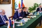 Zdjęcie ze spotkania Marszałków Województw z Komisarzem ds. Budżetu, zwalczania nadużyć finansowych i administracji publicznej Panem Piotrem Serafinem, które odbyło się w Krakowie.