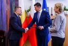 Marszałek Łukasz Smółka oraz Iwona Gibas z zarządu województwa wręczają umowę dyrektorowi Filharmonii Krakowskiej Mateuszowi Prendocie