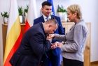 Marszałek Łukasz Smółka oraz Iwona Gibas z zarządu województwa przekazują umowę dyrektorowi Filharmonii Krakowskiej Mateuszowi Prendocie. Dyrektor filharmonii całuje w dłoń marszałek Iwonę Gibas