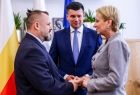 Marszałek Łukasz Smółka oraz Iwona Gibas z zarządu województwa wręczają umowę dyrektorowi Filharmonii Krakowskiej Mateuszowi Prendocie