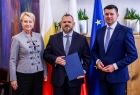 Pamiątkowa fotografia. Marszałek Łukasz Smółka, Iwona Gibas z Zarządu Województwa Małopolskiego oraz Mateusz Prendota, dyrektor Filharmonii im. Karola Szymanowskiego w Krakowie 