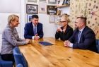 Marszałek Łukasz Smółka i Iwona Gibas z zarządu województwa podczas spotkania i rozmów towarzyszących przekazaniu umowy