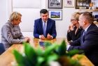 Marszałek Łukasz Smółka i Iwona Gibas z zarządu województwa podczas spotkania i rozmów towarzyszących przekazaniu umowy