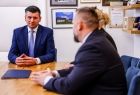 Marszałek Łukasz Smółka w trakcie spotkania poświęconego przekazaniu umowy dla dyrektora Filharmonii Krakowskiej