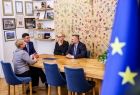 Marszałek Łukasz Smółka i Iwona Gibas z zarządu województwa podczas spotkania i rozmów towarzyszących przekazaniu umowy powołąnemu na kolejną kadencję dyrektorowi Filharmonii Krakowskiej