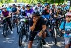 Rowerzyści w kaskach i koszulkach Małopolska Tour czekający na start