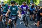 Rowerzyści w kaskach i koszulkach Małopolska Tour czekający na start