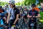 Uczestnicy Małopolska Tour przygotowujący się do startu 