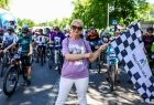 Iwona Gibas z zarządu województwa z flagą biało-czarną kratę na starcie Małopolska Tour 