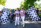 Iwona Gibas z Zarządu Województwa Małopolskiego oraz radna województwa Danuta Kawa prezentujące startowe flagi w biało-czarną kratę 