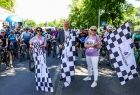 Iwona Gibas z Zarządu Województwa Małopolskiego oraz radna województwa Danuta Kawa prezentujące startowe flagi w biało-czarną kratę