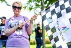 Iwona Gibas z Zarządu Województwa Małopolskiego prezentująca flagę startową