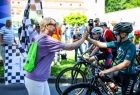 Iwona Gibas z zarządu województwa witająca się z uczestnikami rajdu rowerowego