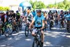 Rowerzyści w różnym wieku biorący udział w wydarzeniu