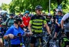 Kolejna grupa rowerzystów przygotowuje się do ruszenia w trasę