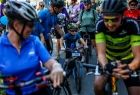 Rowerzyści czekający na start
