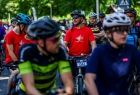 Rowerzyści czekający na start