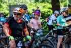 Rowerzyści czekający na start
