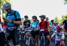 Rowerzyści przygotowujący się do ruszenia w trasę