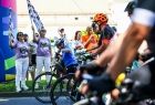 Iwona Gibas z zarządu województwa oraz radna województwa Danuta Kawa na starcie Małopolska Tour