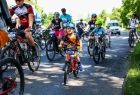 Rowerzyści na trasie rodzinnego rajdu rowerowego