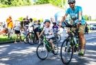 Szerokie uśmiech uczestników rodzinnego rajdu rowerowego