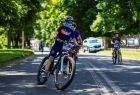 Zawodnicy na trasie rajdu rowerowego