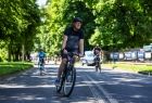 Osoby w różnym wieku pokonujące trasę Małopolska Tour