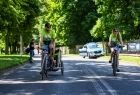 Dzieci z rodzicami na trasie rajdu rowerowego