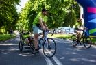 Dzieci z rodzicami na trasie rajdu rowerowego