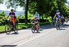 Rowerzyści, dzieci i rodzice, biorący udział w rajdzie rowerowym