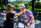 Iwona Gibas z zarządu województwa otrzymuje medal po ukończeniu trasy rajdu rowerowego