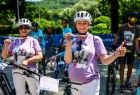 Iwona Gibas z zarządu województwa oraz radna województwa Danuta Kawa prezentujące pamiątkowe medale po przejechaniu trasy Małopolska Tour