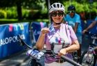 Radna Danuta Kawa prezentująca pamiątkowy medal pop przejechaniu trasy Małopolska Tour