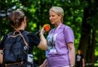 Iwona Gibas z zarządu województwa w trakcie rozmowy z dziennikarzem