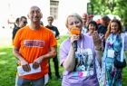 Iwona Gibas z zarządu województwa zwracająca się na mecie do uczestników wydarzenia