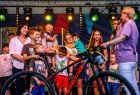 Iwona Gibas z zarządu województwa wręczająca nagrody uczestnikom Małopolska Tour