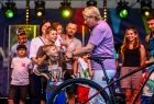 Iwona Gibas z zarządu województwa wręczająca nagrody uczestnikom Małopolska Tour