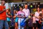 Radna Danuta Kawa zwracająca się do publiczności