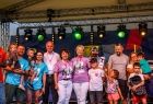 Iwona Gibas z Zarządu Województwa Małopolskiego oraz radna województwa Danuta Kawa na scenie wraz z nagrodzonymi osobami