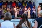 Występy muzyczne i oklaskująca artystów publiczność