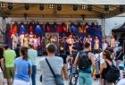 Artyści na scenie i publiczność