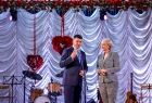 Marszałek Łukasz Smółka oraz Iwona Gibas z zarządu województwa zwracają się ze sceny do uczestników wydarzenia