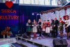 Ceremonia uroczystego wręczania statuetek Serca Kultury z udziałem marszałka Łukasza Smółki oraz Iwony Gibas z zarządu województwa. Wspólne pamiątkowe zdjęcia na scenie