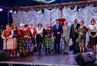 Ceremonia uroczystego wręczania statuetek Serca Kultury z udziałem marszałka Łukasza Smółki oraz Iwony Gibas z zarządu województwa. Wspólne pamiątkowe zdjęcia na scenie