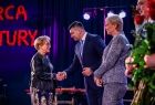 Marszałek Łukasz Smółka oraz Iwona Gibas składający gratulacje wyróżnionym osobom